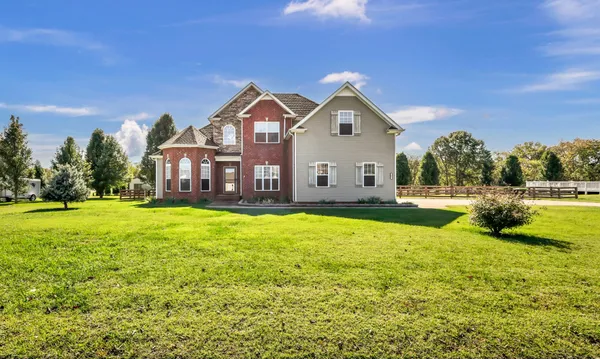 a view of a house with a yard