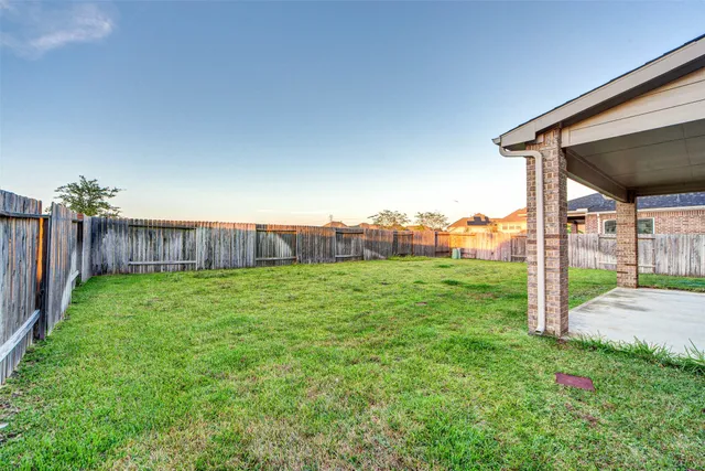 a view of a back yard
