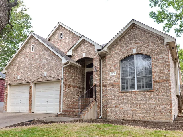 a view of front of a house with a yard