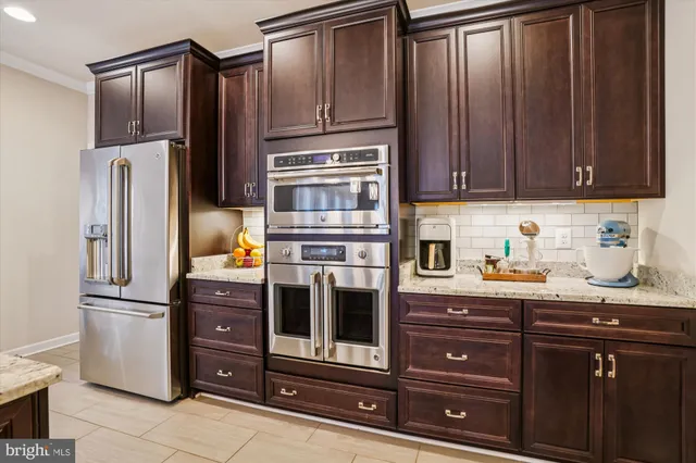 a view of a livingroom with furniture and windows