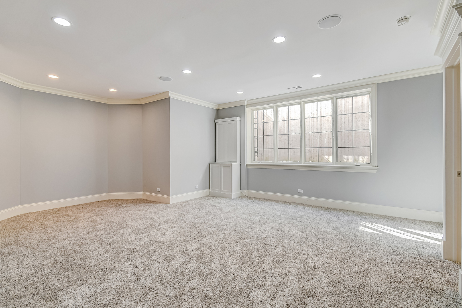 621 North County Line Road Hinsdale, IL 60521 - Photo 34 of 48 an empty room with windows and closet