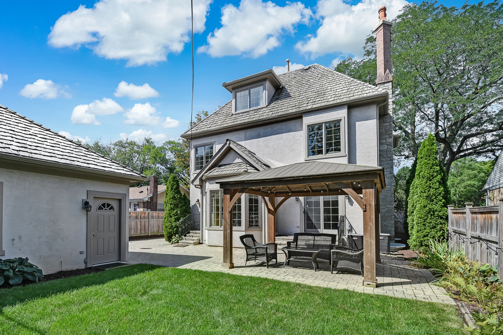621 North County Line Road Hinsdale, IL 60521 - Photo 38 of 48 a front view of a house with garden