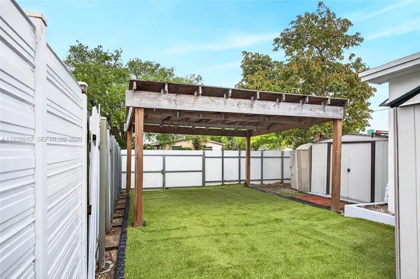 a view of a backyard