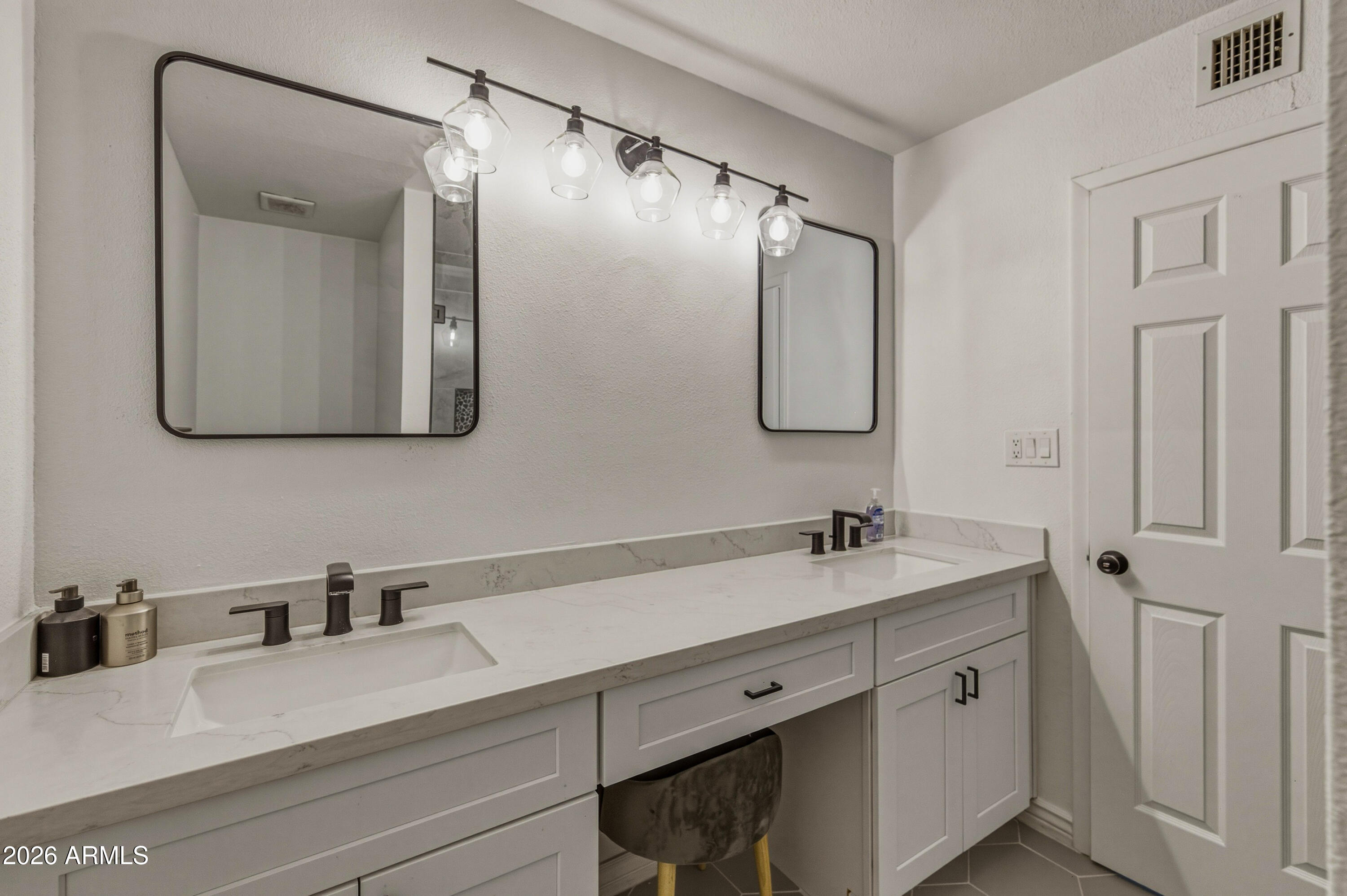 2616 South Ext Road Mesa, AZ 85210 - Photo 17 of 26 2616 S Extension Rd-212