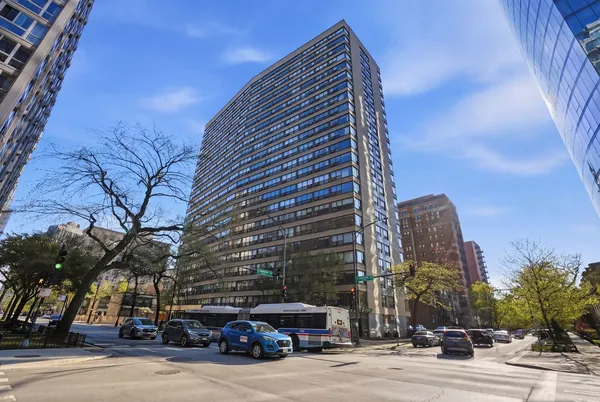 $422,000 | 2930 North Sheridan Road, Unit 306, Chicago, IL 60657