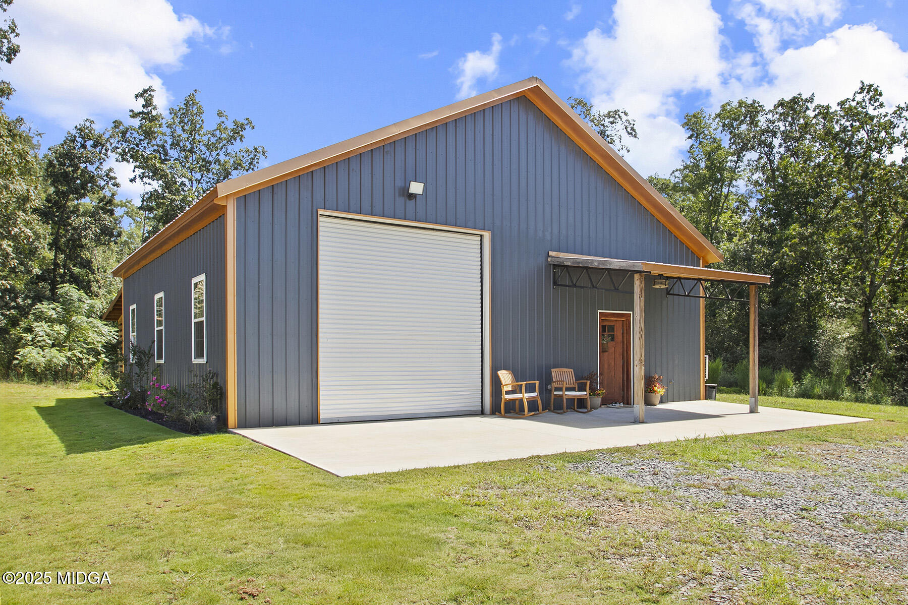 a view of a house with backyard and trees
