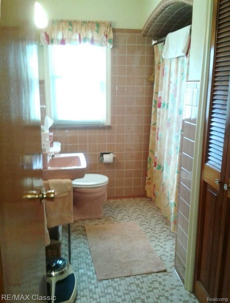 1961 Hawthorne Road Grosse Pointe, MI 48236 - Photo 16 of 27 Haw-UPPRBA.jpg