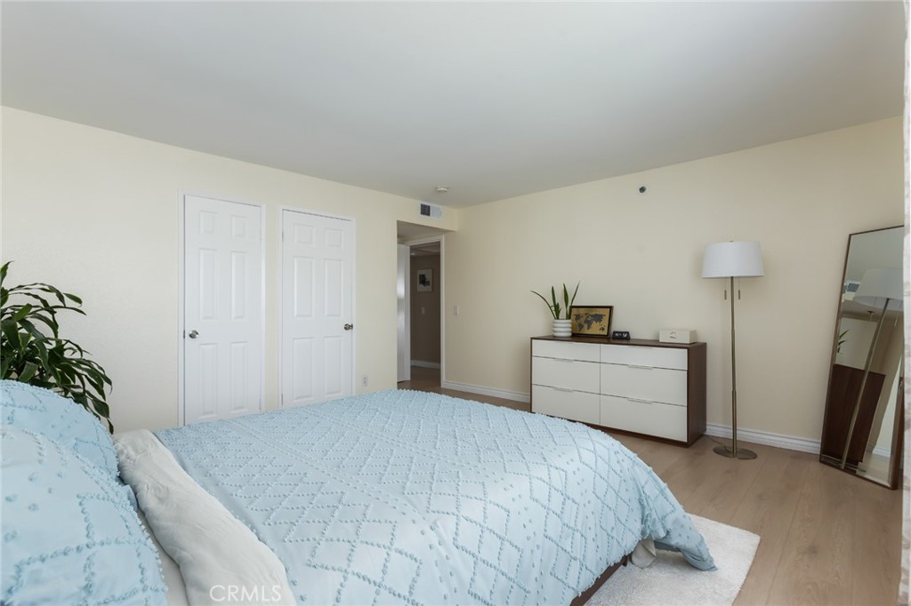 726 Elm Avenue, Unit 404 Long Beach, CA 90813 - Photo 26 of 31 a bedroom with a bed and a potted plant