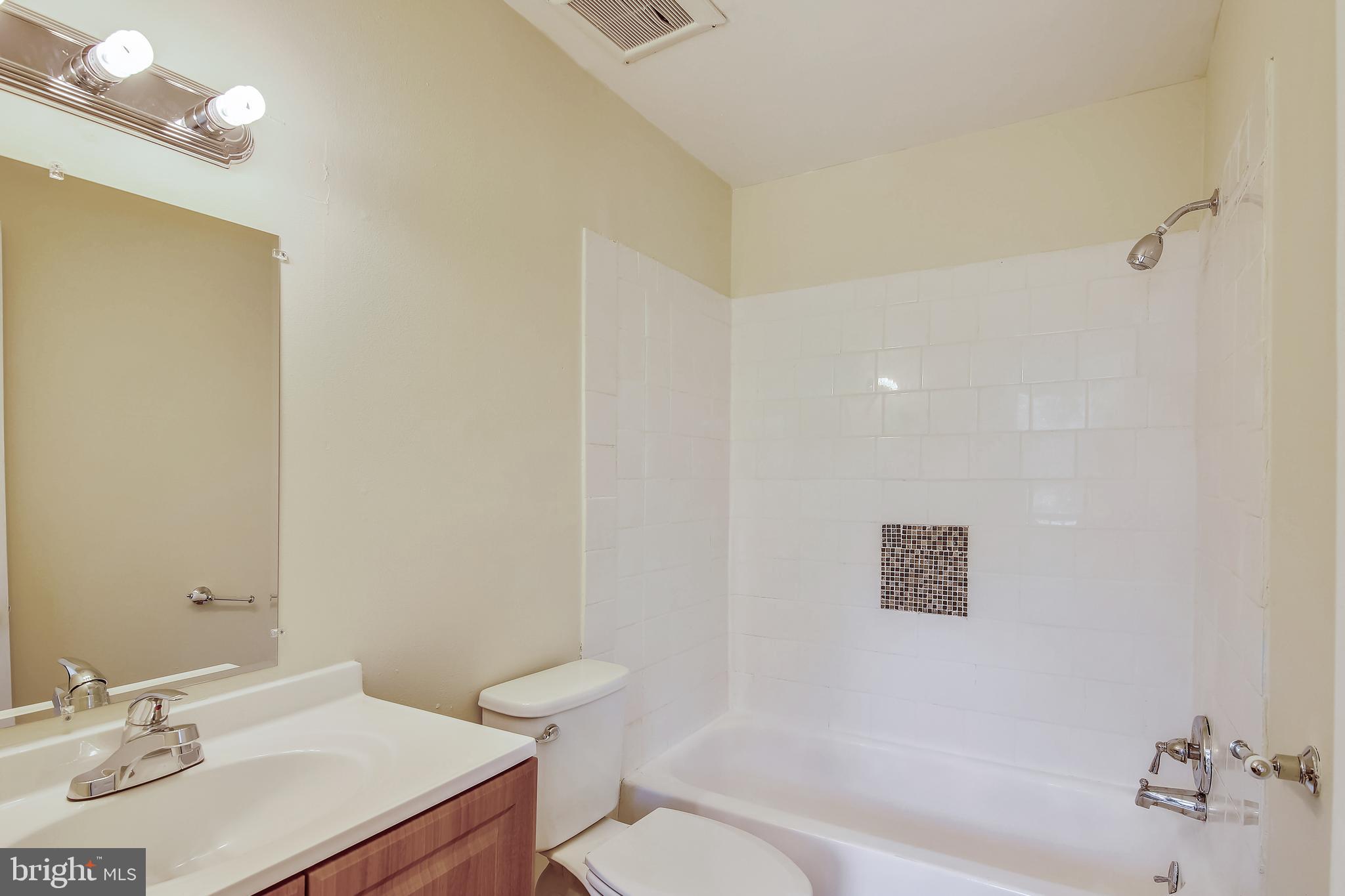 17482 Hoskinson Road Poolesville, MD 20837 - Photo 15 of 31 Hall Bathroom
