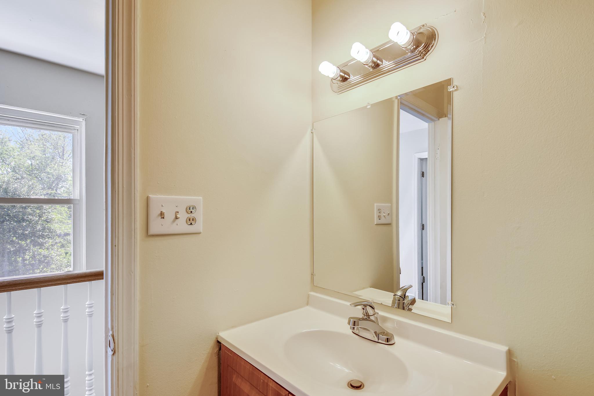 17482 Hoskinson Road Poolesville, MD 20837 - Photo 16 of 31 Hall Bath
