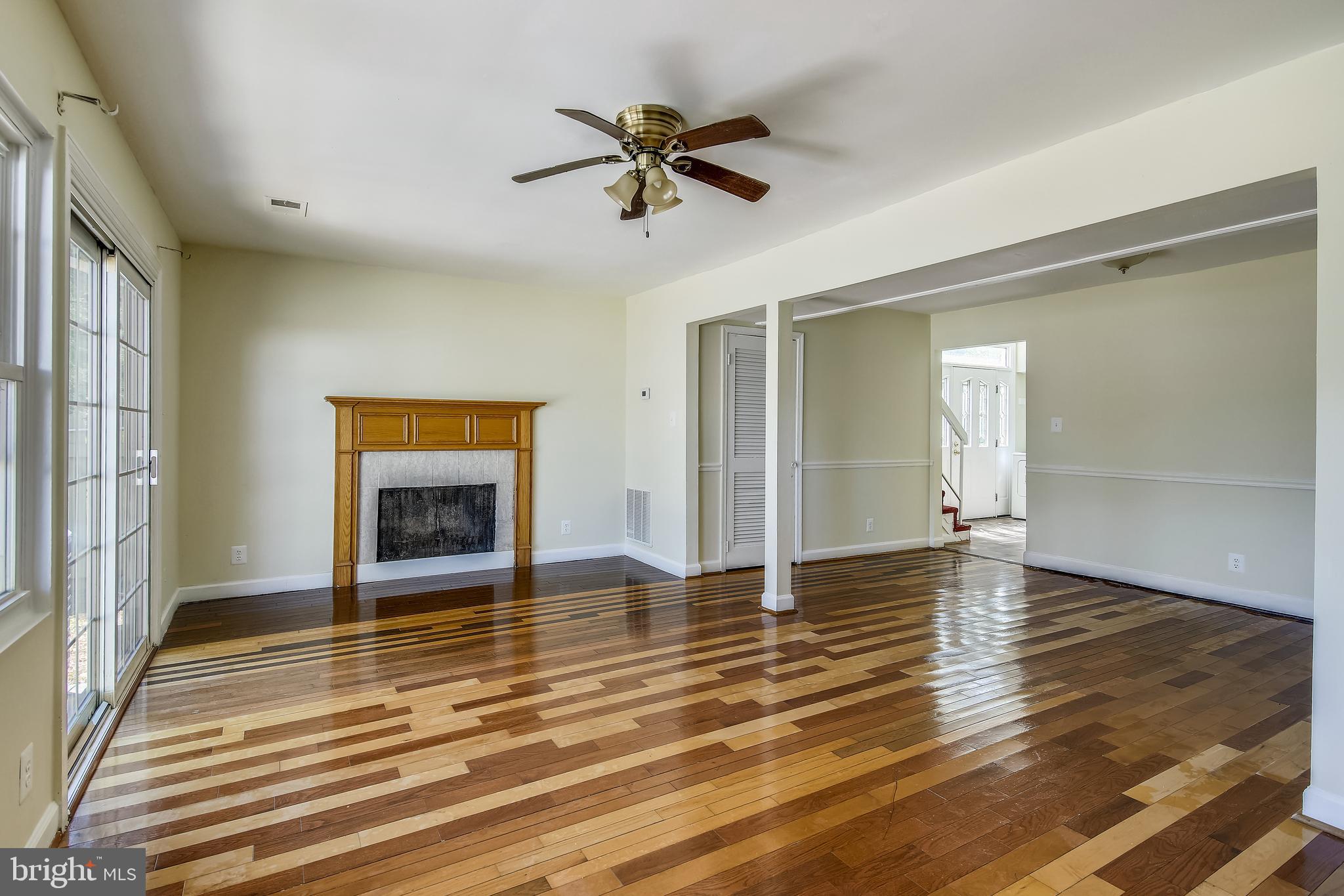 17482 Hoskinson Road Poolesville, MD 20837 - Photo 5 of 31 Living Room & Fireplace