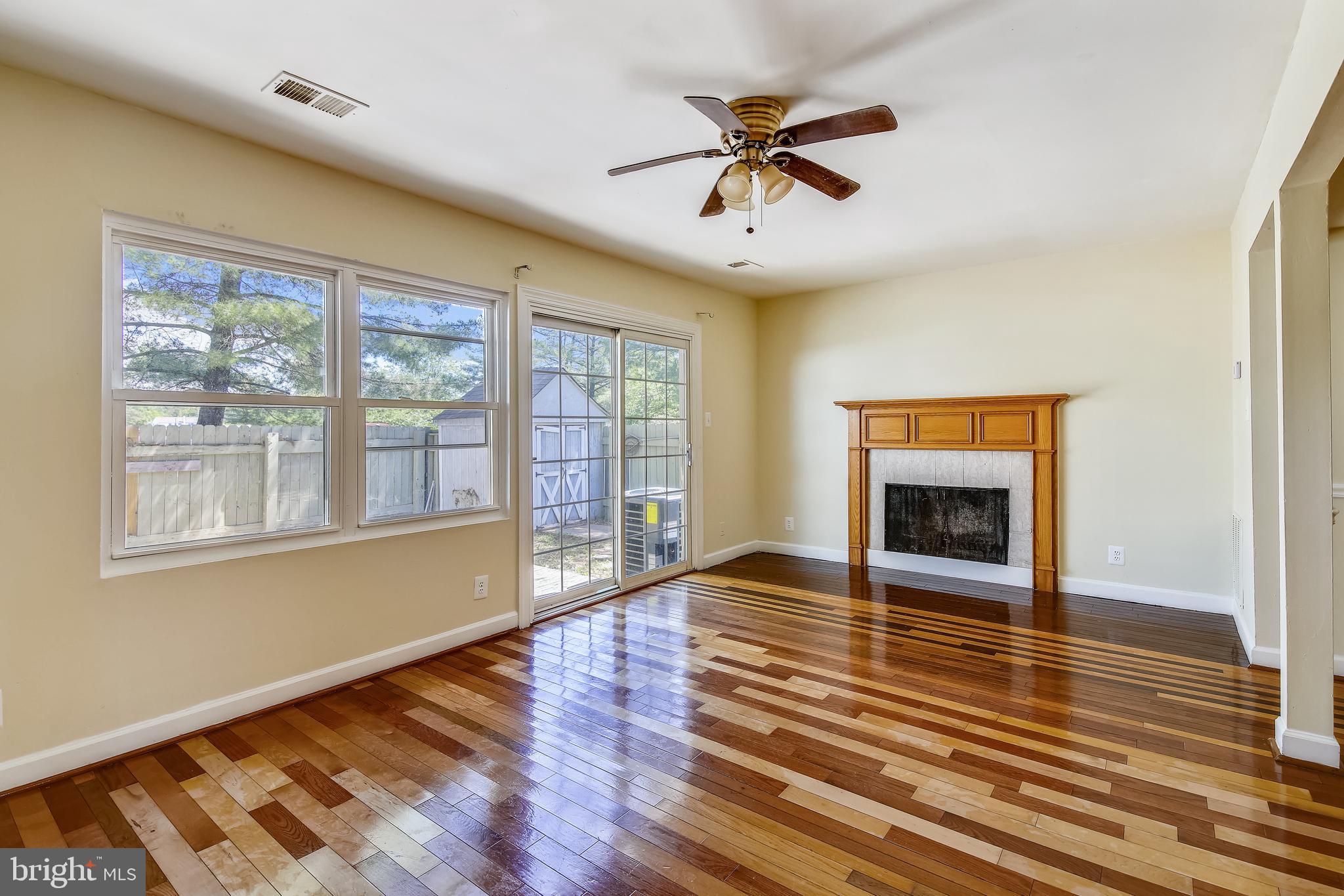 17482 Hoskinson Road Poolesville, MD 20837 - Photo 6 of 31 Living Room