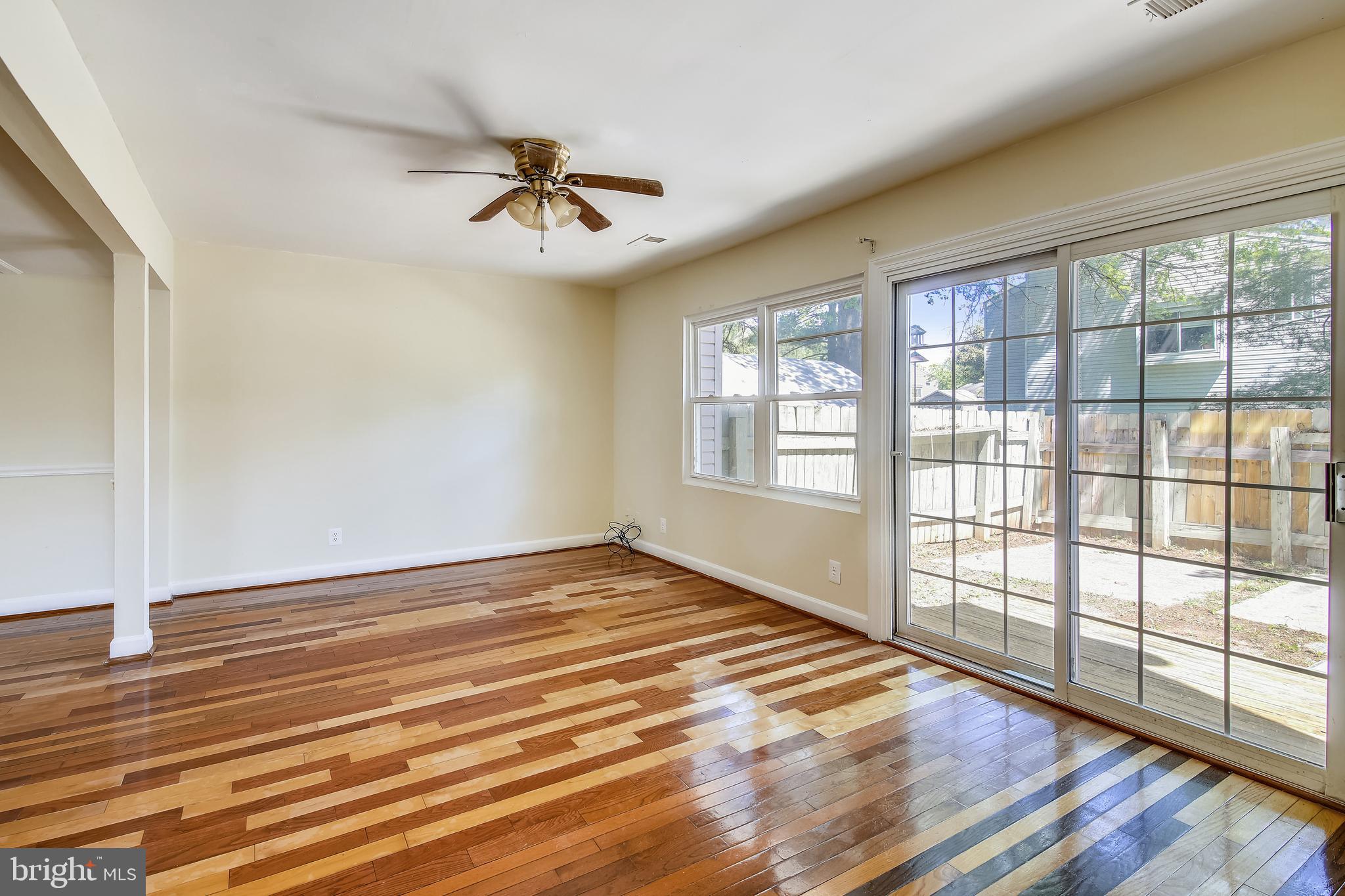17482 Hoskinson Road Poolesville, MD 20837 - Photo 8 of 31 Living Room