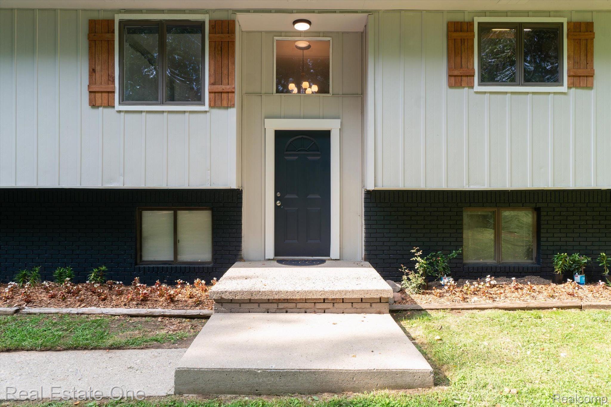 12160 Rattalee Lake Road Davisburg, MI 48350 - Photo 4 of 46 Welcoming entryway!