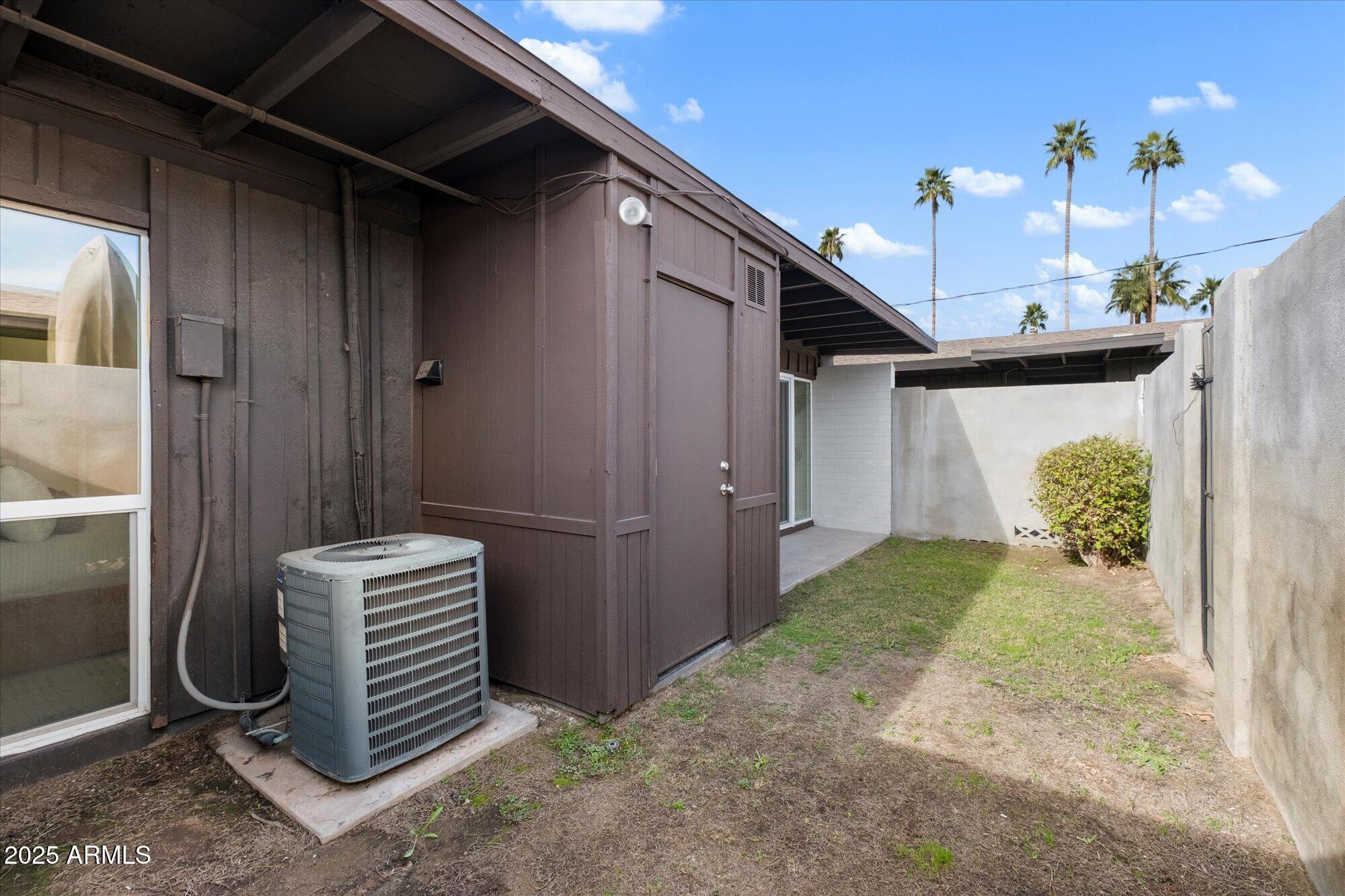 1450 East Bethany Home Road, Unit 8 Phoenix, AZ 85014 - Photo 20 of 30 a backyard of a house