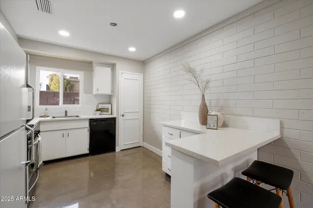 $379,000 | 1450 East Bethany Home Road, Unit 8, Phoenix, AZ 85014