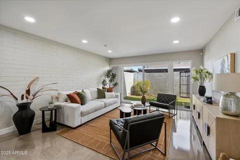 $379,000 | 1450 East Bethany Home Road, Unit 8, Phoenix, AZ 85014