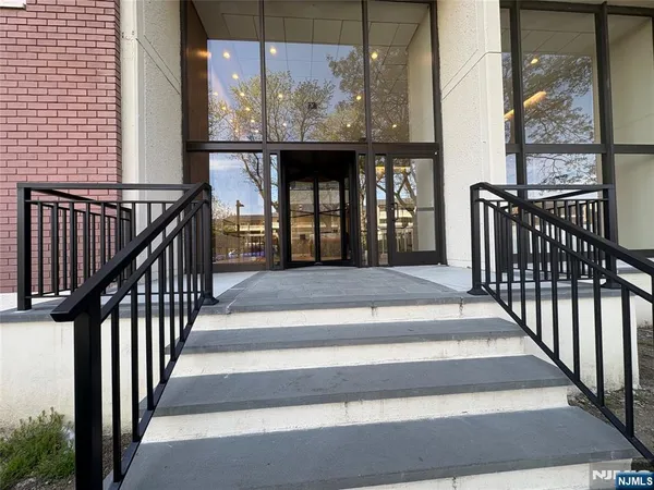 $2,400 | 1203 River Road, Unit 14M, Edgewater, NJ 07020