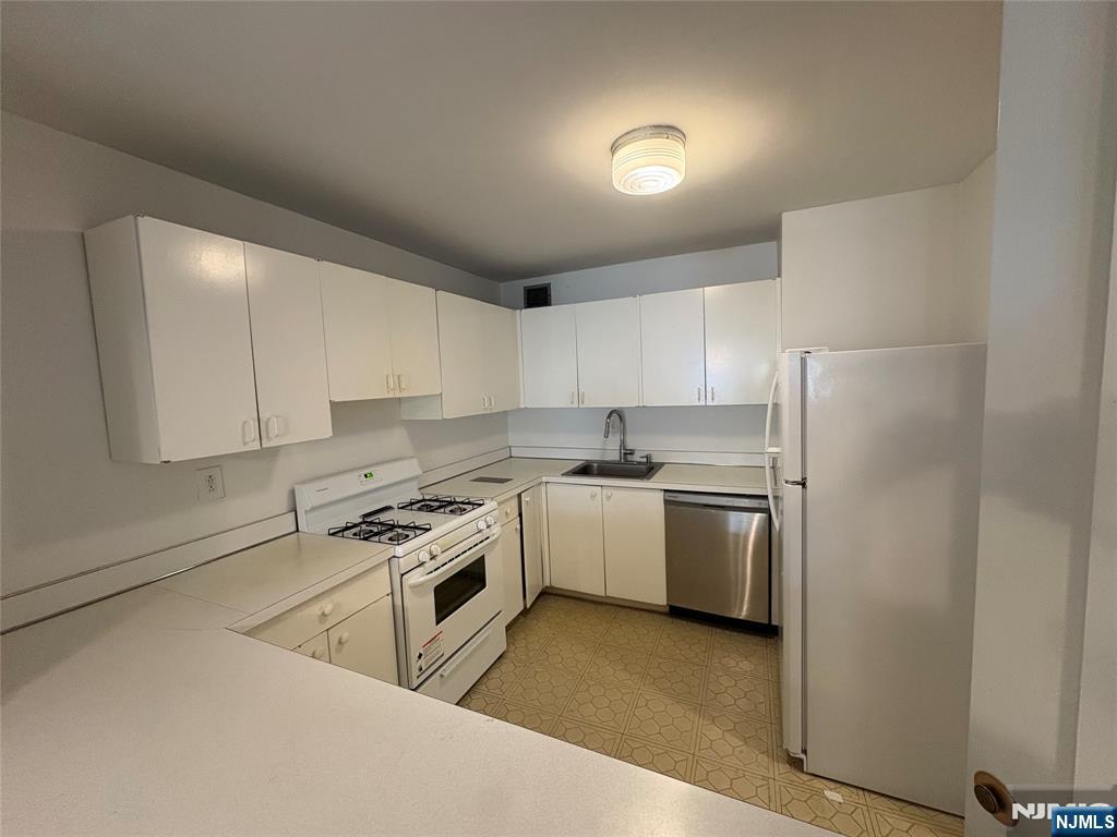 1203 River Road, Unit 14M Edgewater, NJ 07020 - Photo 13 of 17