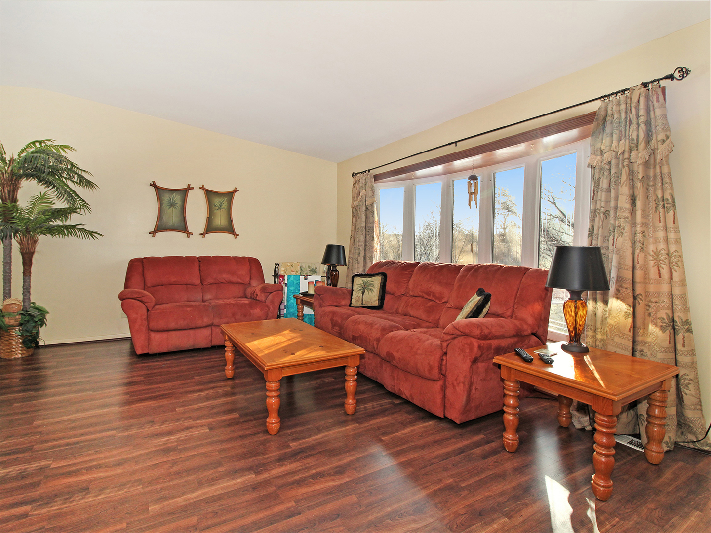 554 Rockhurst Road Bolingbrook, IL 60440 - Photo 4 of 29 a living room with furniture and a wooden floor