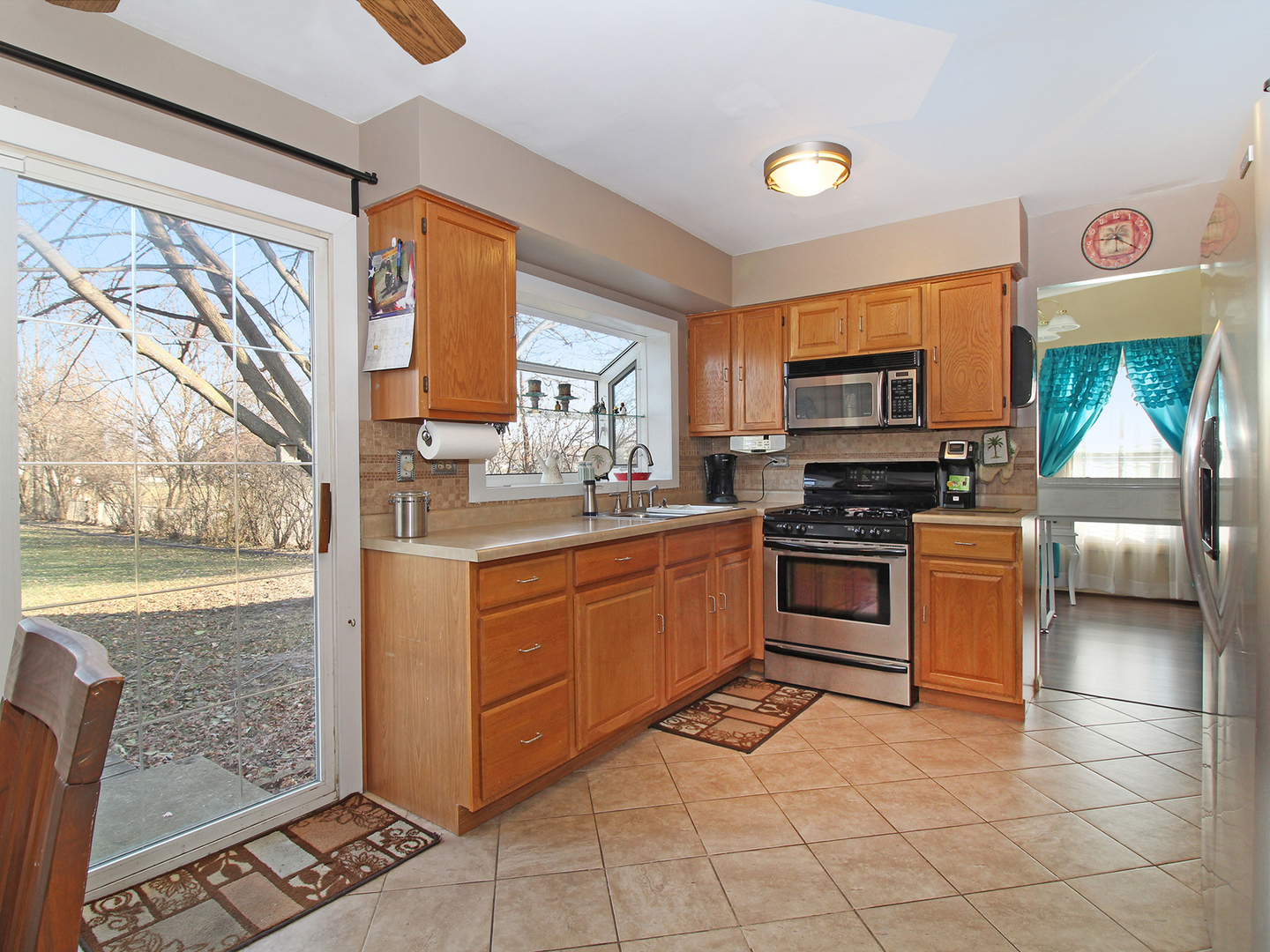 554 Rockhurst Road Bolingbrook, IL 60440 - Photo 8 of 29 a kitchen with a stove a sink and a microwave