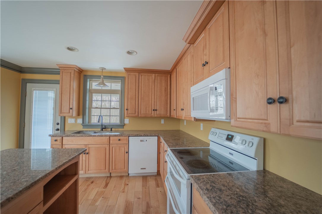 44 Decubellis Court Glocester, RI 02814 - Photo 3 of 28