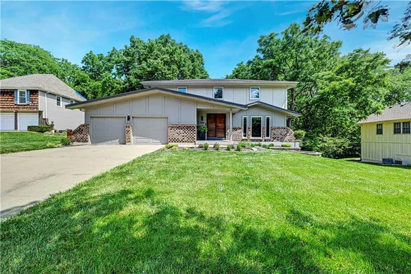 $500,000 | 106 East 104th Street, Kansas City, MO 64114