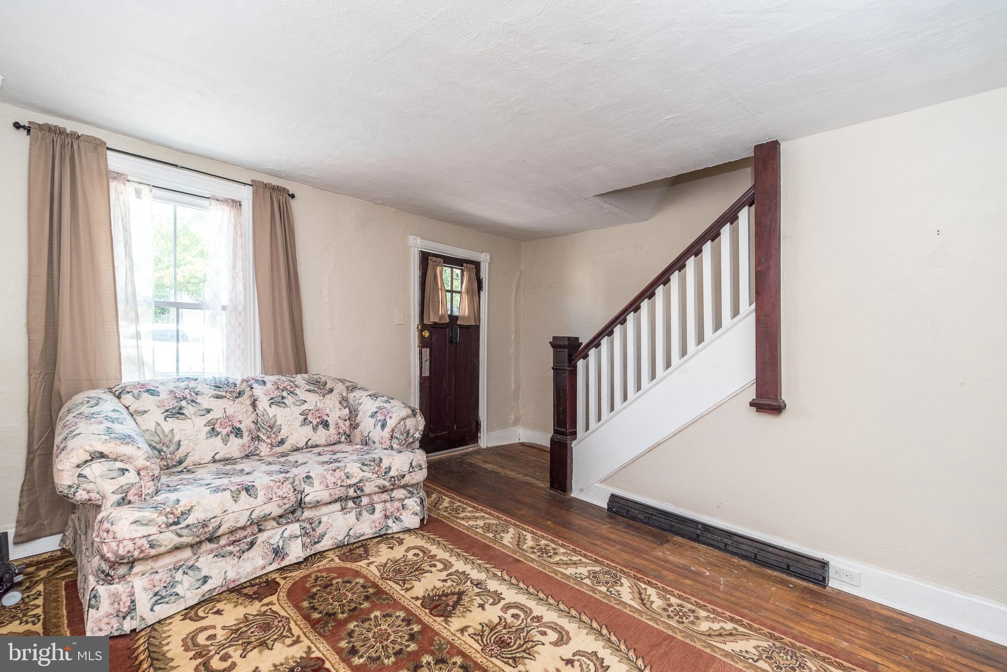 707 Wayside Way Riegelsville, PA 18077 - Photo 4 of 22 Living room