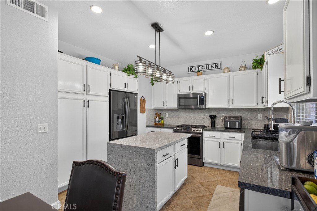 1441 Albillo Loop Perris, CA 92571 - Photo 18 of 37