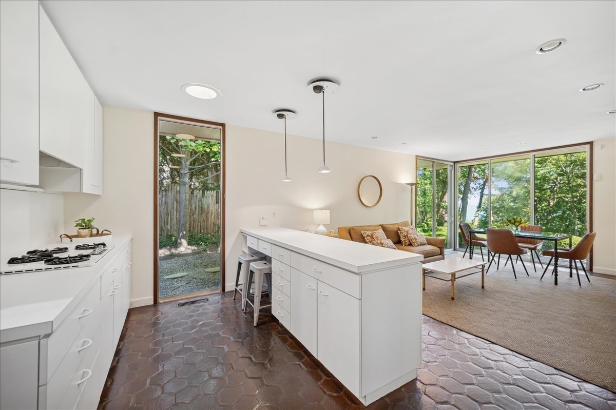 1045 Hillcrest Road Glencoe, IL 60022 - Photo 13 of 32 a kitchen that has a lot of cabinets in it