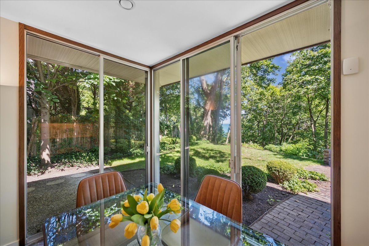 1045 Hillcrest Road Glencoe, IL 60022 - Photo 16 of 32 a living room filled with furniture
