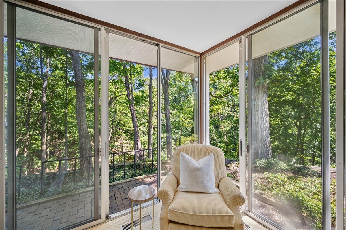1045 Hillcrest Road Glencoe, IL 60022 - Photo 18 of 32 a view of a room with a furniture and garden