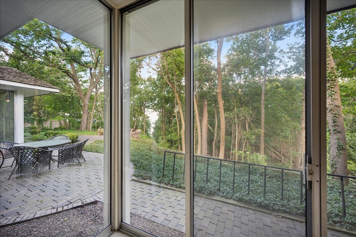 1045 Hillcrest Road Glencoe, IL 60022 - Photo 22 of 32 a view of a room that has a bed in it