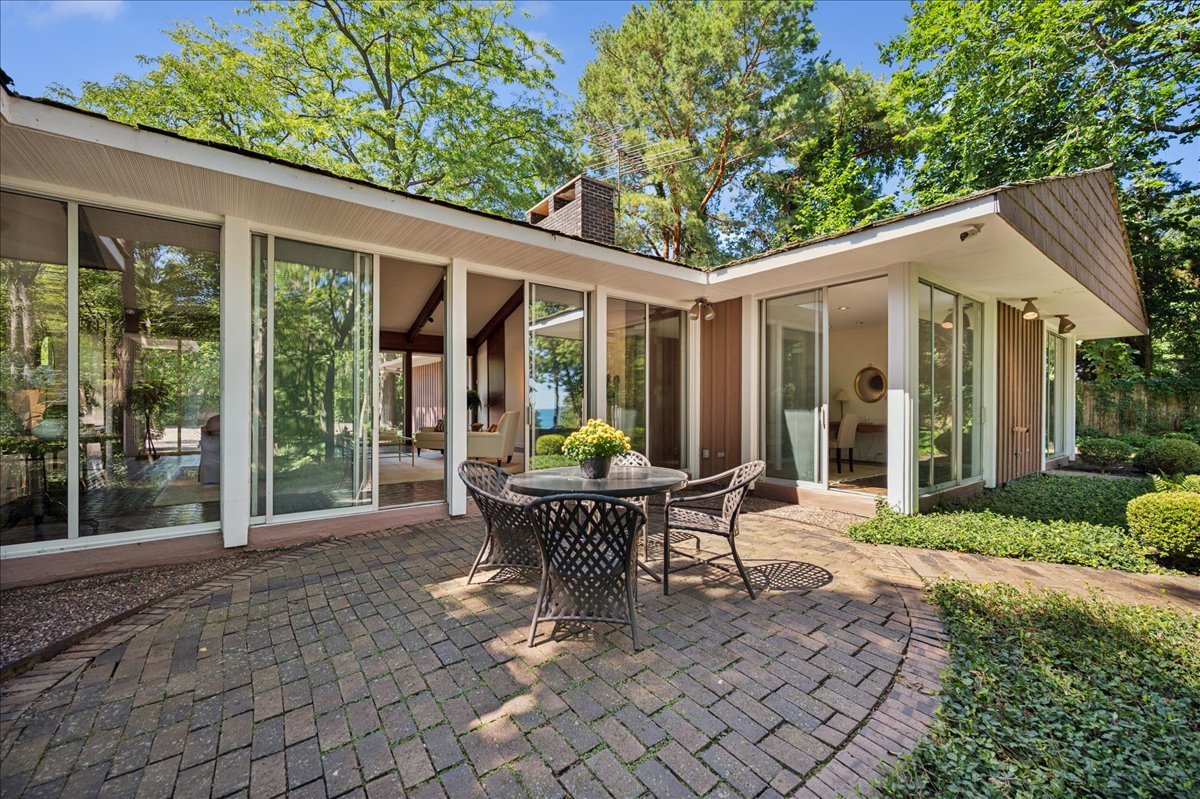 1045 Hillcrest Road Glencoe, IL 60022 - Photo 24 of 32 a view of a house with backyard and sitting area