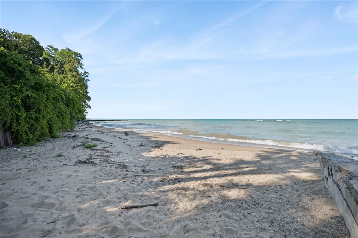 1045 Hillcrest Road Glencoe, IL 60022 - Photo 29 of 32 a view of an ocean beach