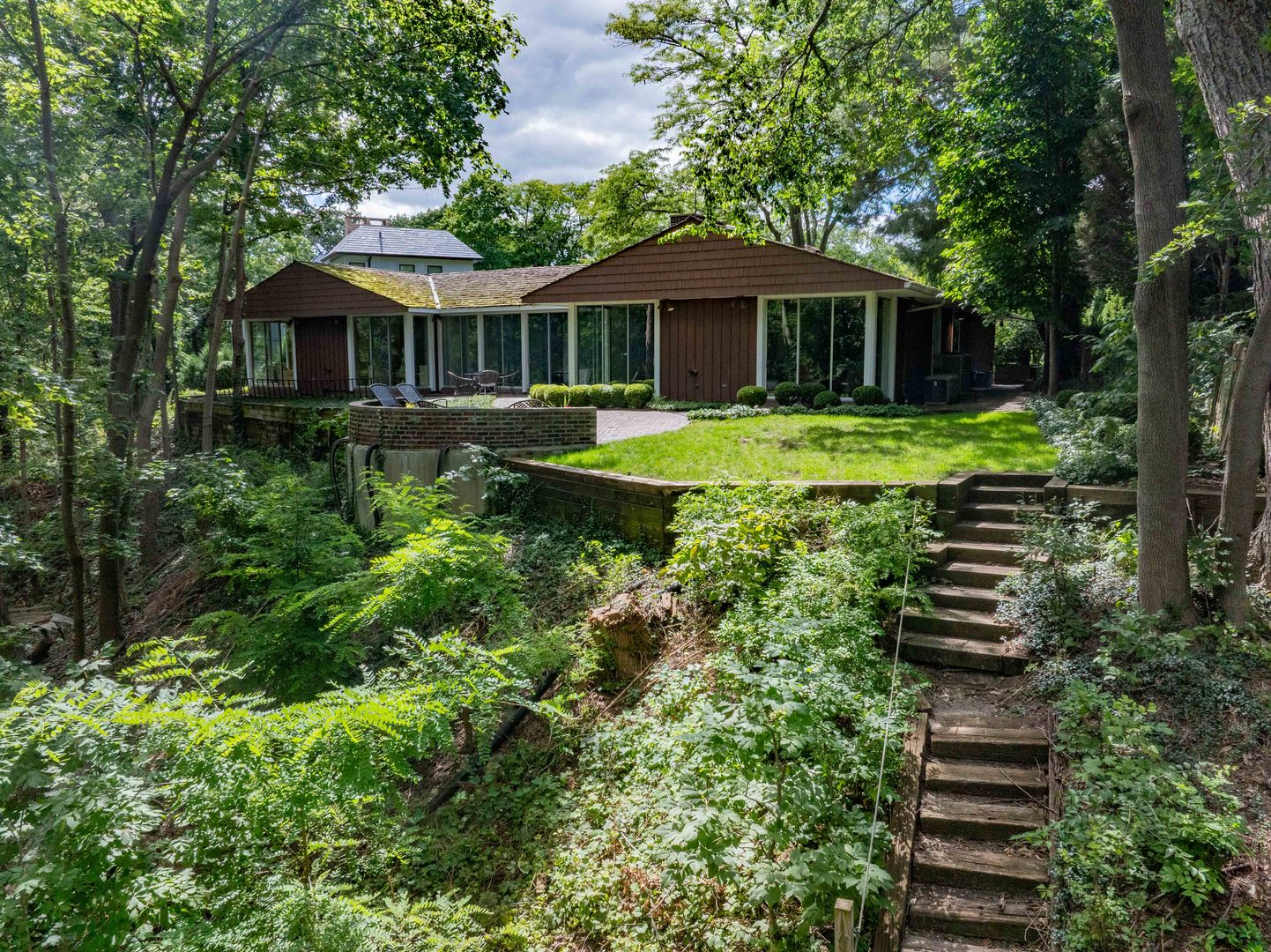1045 Hillcrest Road Glencoe, IL 60022 - Photo 5 of 32 a front view of a house with a yard