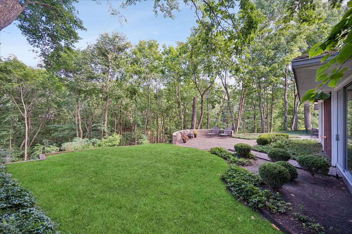 1045 Hillcrest Road Glencoe, IL 60022 - Photo 7 of 32 a backyard of a house with table and chairs