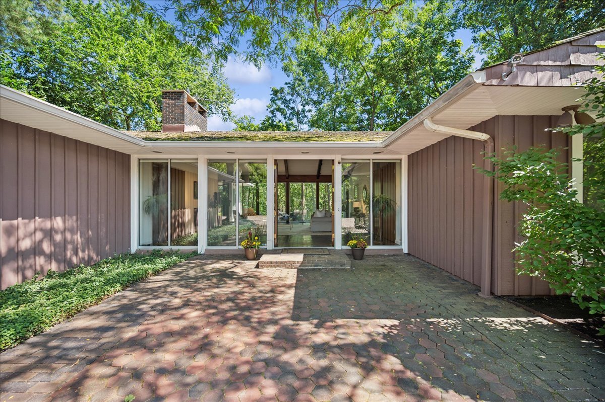 1045 Hillcrest Road Glencoe, IL 60022 - Photo 8 of 32 a view of a house with a yard and plants