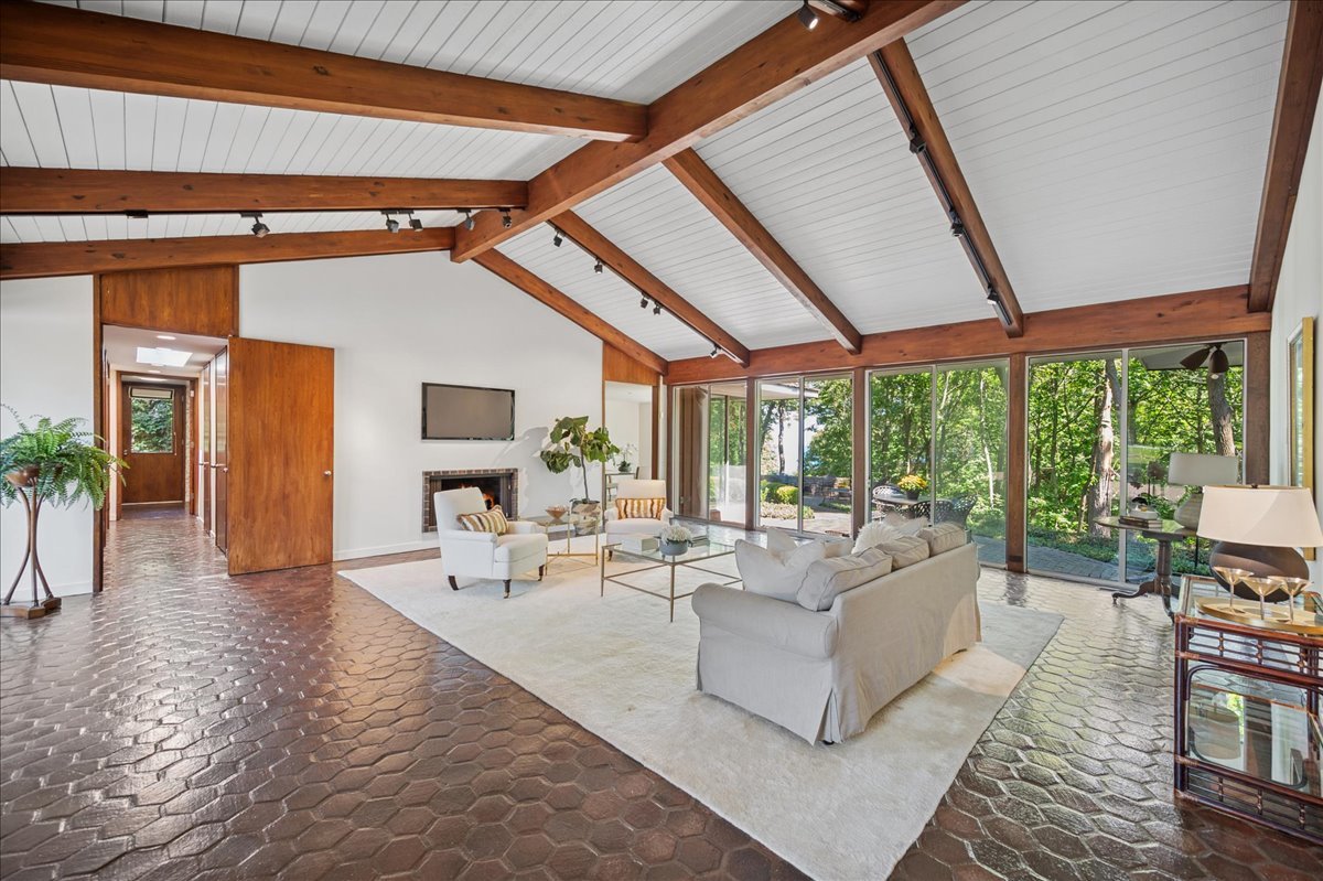 1045 Hillcrest Road Glencoe, IL 60022 - Photo 9 of 32 a living room with furniture and large windows