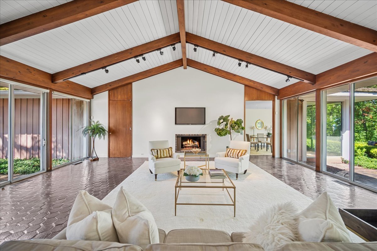 1045 Hillcrest Road Glencoe, IL 60022 - Photo 10 of 32 a living room with furniture