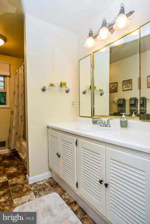 5906 Freds Oak Road Burke, VA 22015 - Photo 21 of 30 Bath