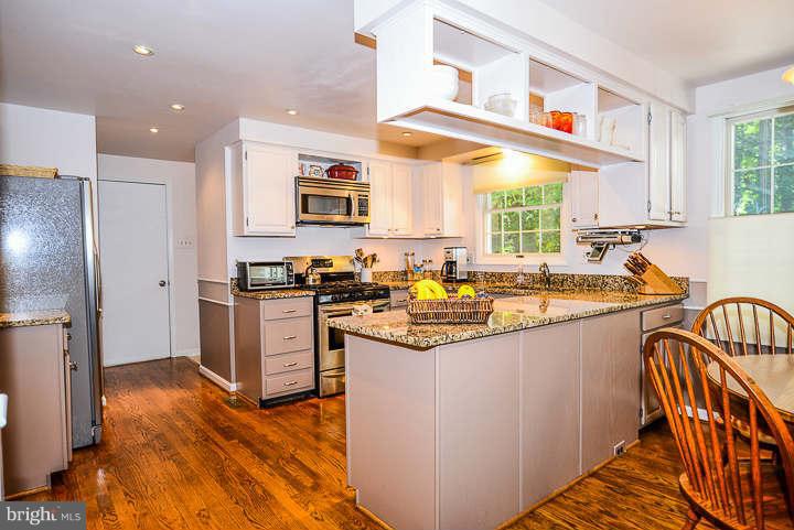 5906 Freds Oak Road Burke, VA 22015 - Photo 7 of 30 Kitchen