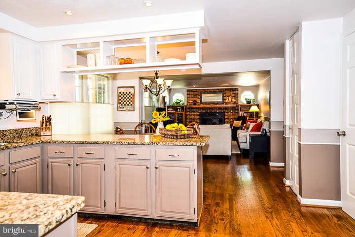5906 Freds Oak Road Burke, VA 22015 - Photo 10 of 30 Kitchen