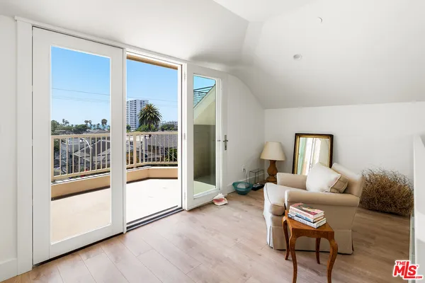 $12,000 | 2817 3rd Street, Unit 1, Santa Monica, CA 90405