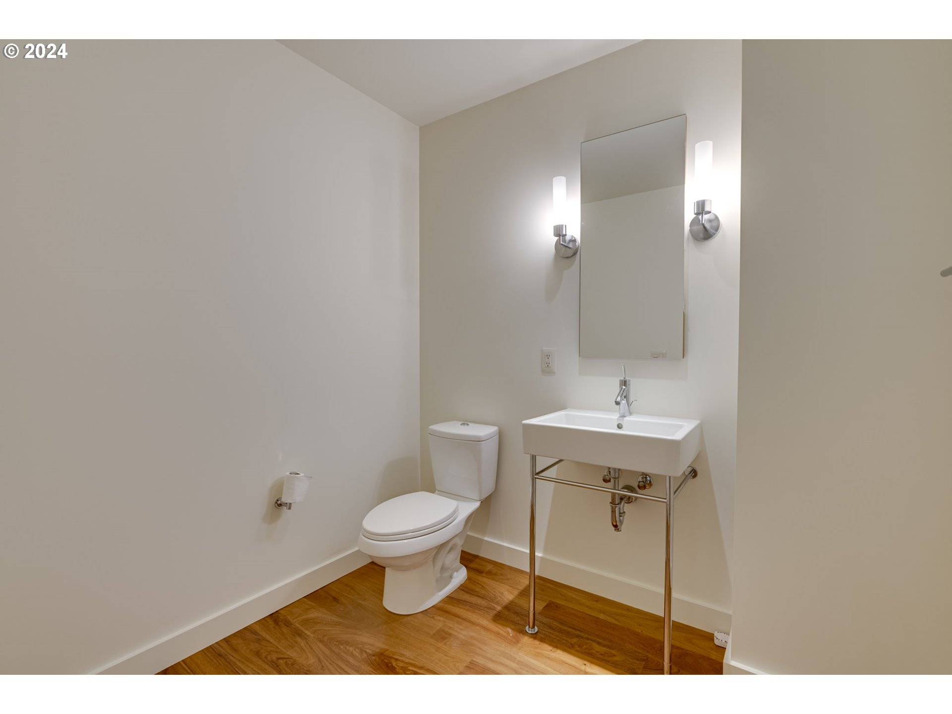 841 Southwest Gaines Street, Unit 329 Portland, OR 97239 - Photo 27 of 35 Bathroom