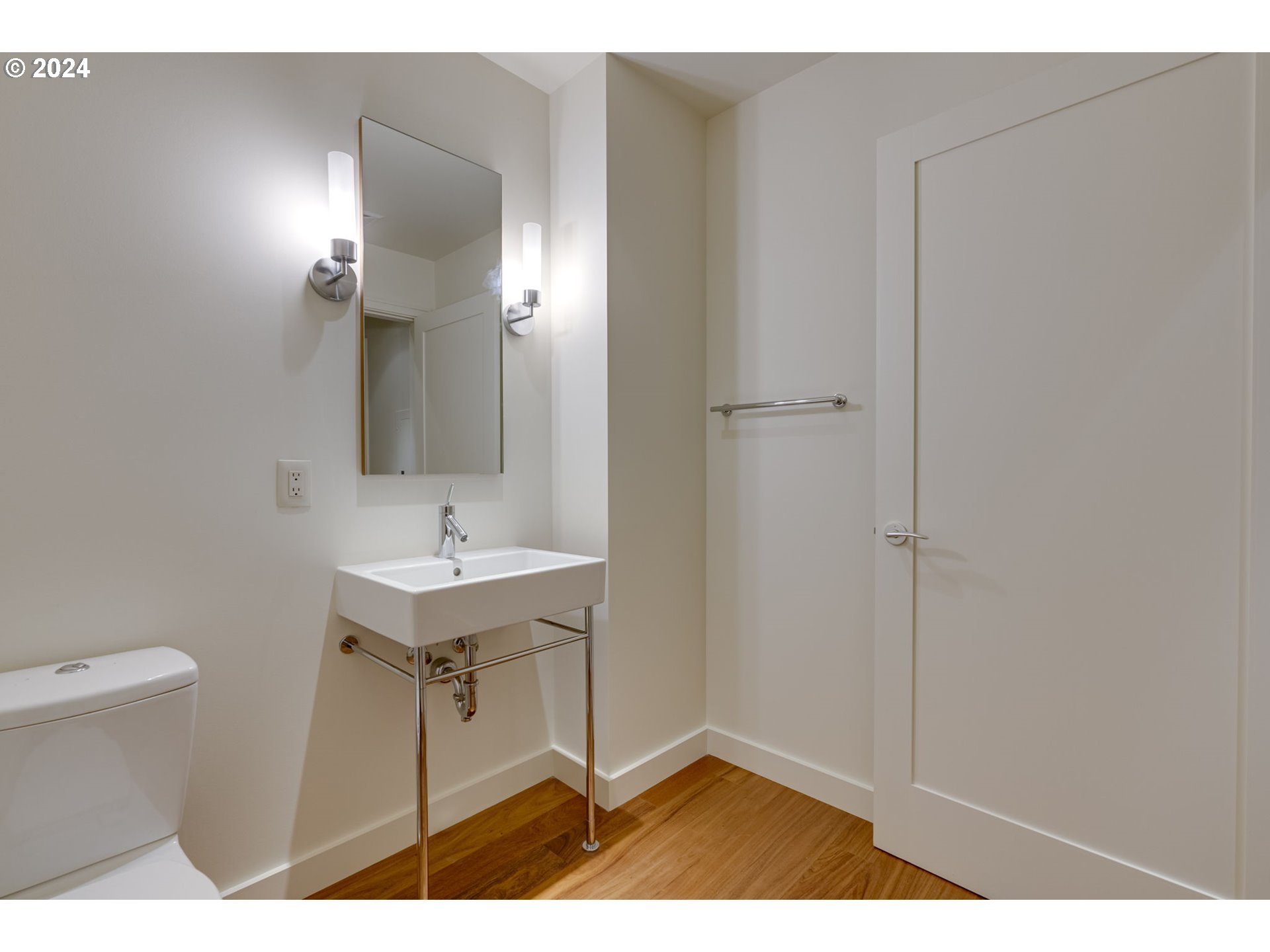 841 Southwest Gaines Street, Unit 329 Portland, OR 97239 - Photo 28 of 35 Bathroom