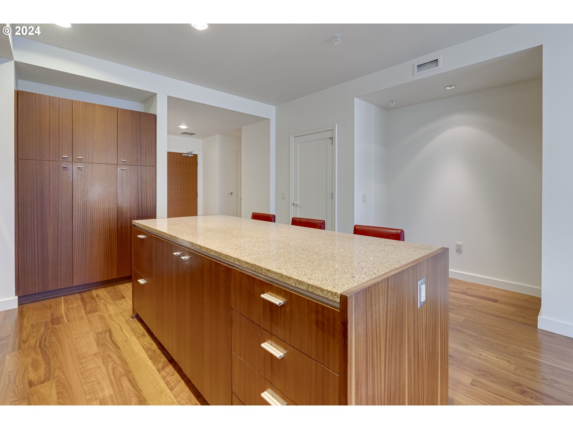 841 Southwest Gaines Street, Unit 329 Portland, OR 97239 - Photo 8 of 35 Kitchen/Nook