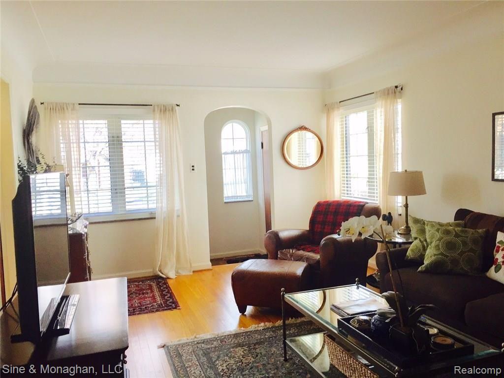 1761 Roslyn Road Grosse Pointe, MI 48236 - Photo 5 of 21 1761 Roslyn Living room to front USE.JPG