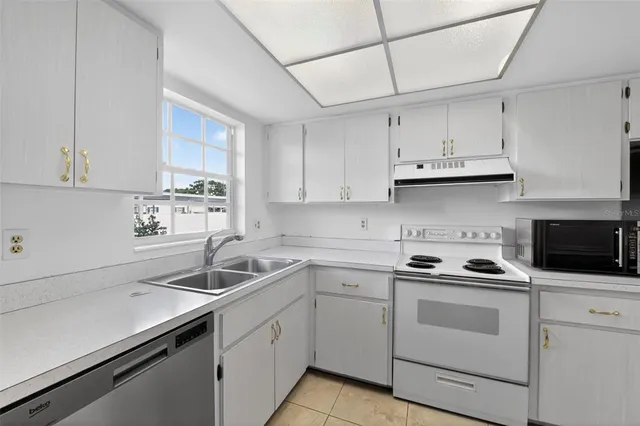 $149,900 | 2560 Golf Course Drive, Unit 507, Sarasota, FL 34234