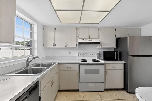 $149,900 | 2560 Golf Course Drive, Unit 507, Sarasota, FL 34234